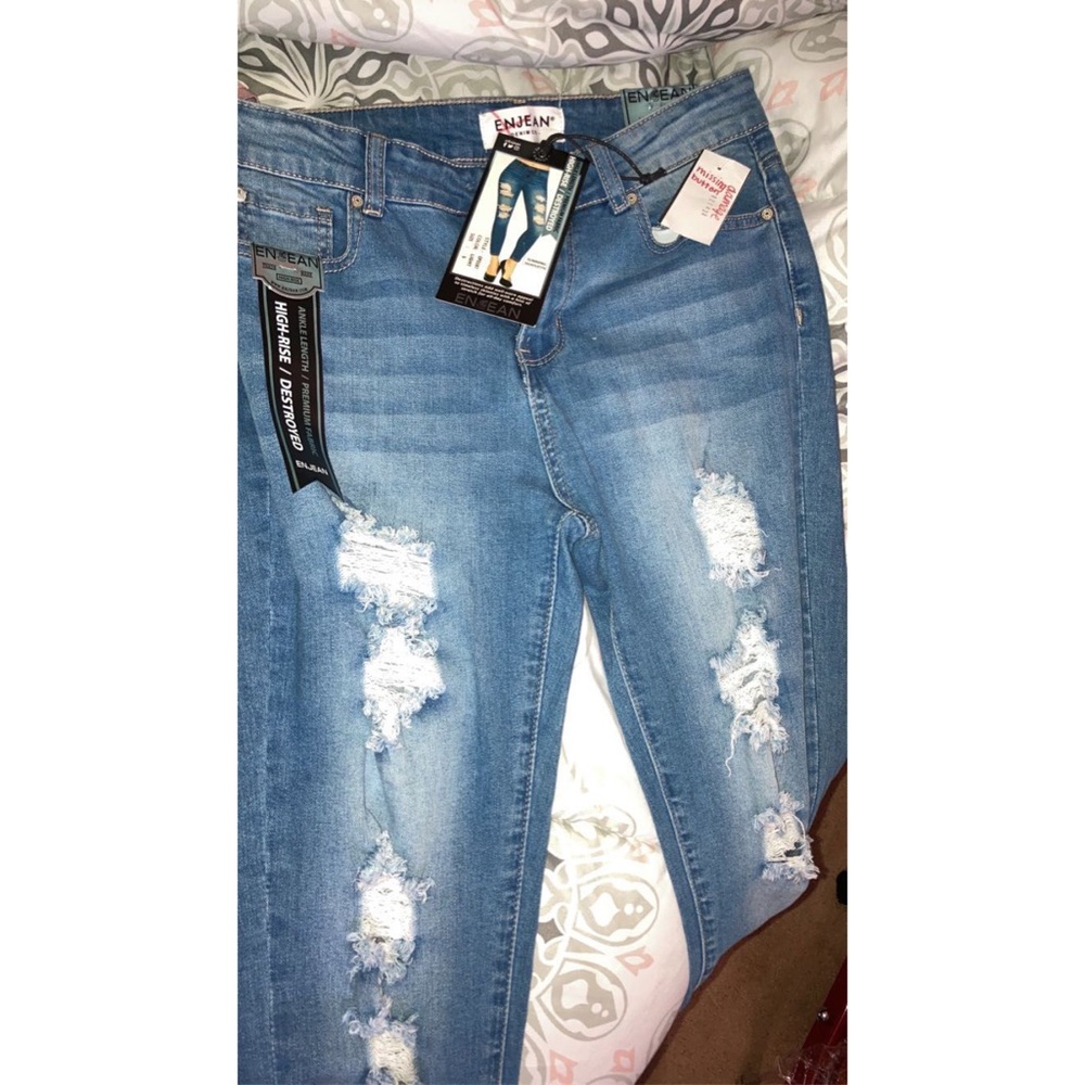 Distressed Highrise Skinny Jeans